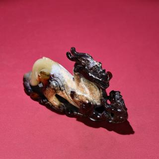 臻品旧藏,和田玉白玉满沁龙.小摆件包浆厚重,沁色入骨,工艺精湛,刀法
